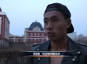 包贝尔饰演一名普通保安郝英俊，从小就被人看不起